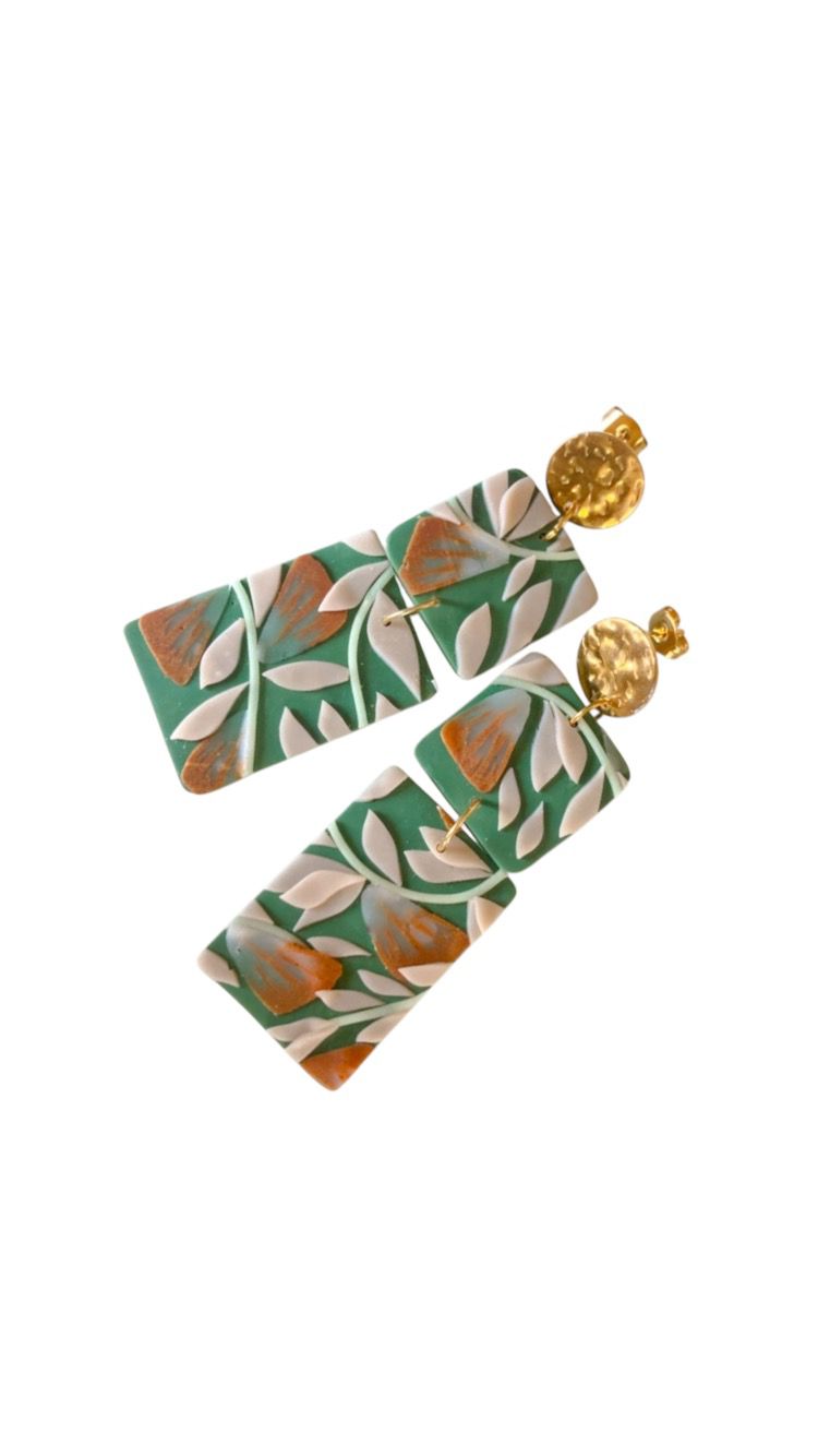 Aretes colgantes de arcilla polimérica verde: Diseño floral boho-chic hecho a mano | Joyería artesanal única