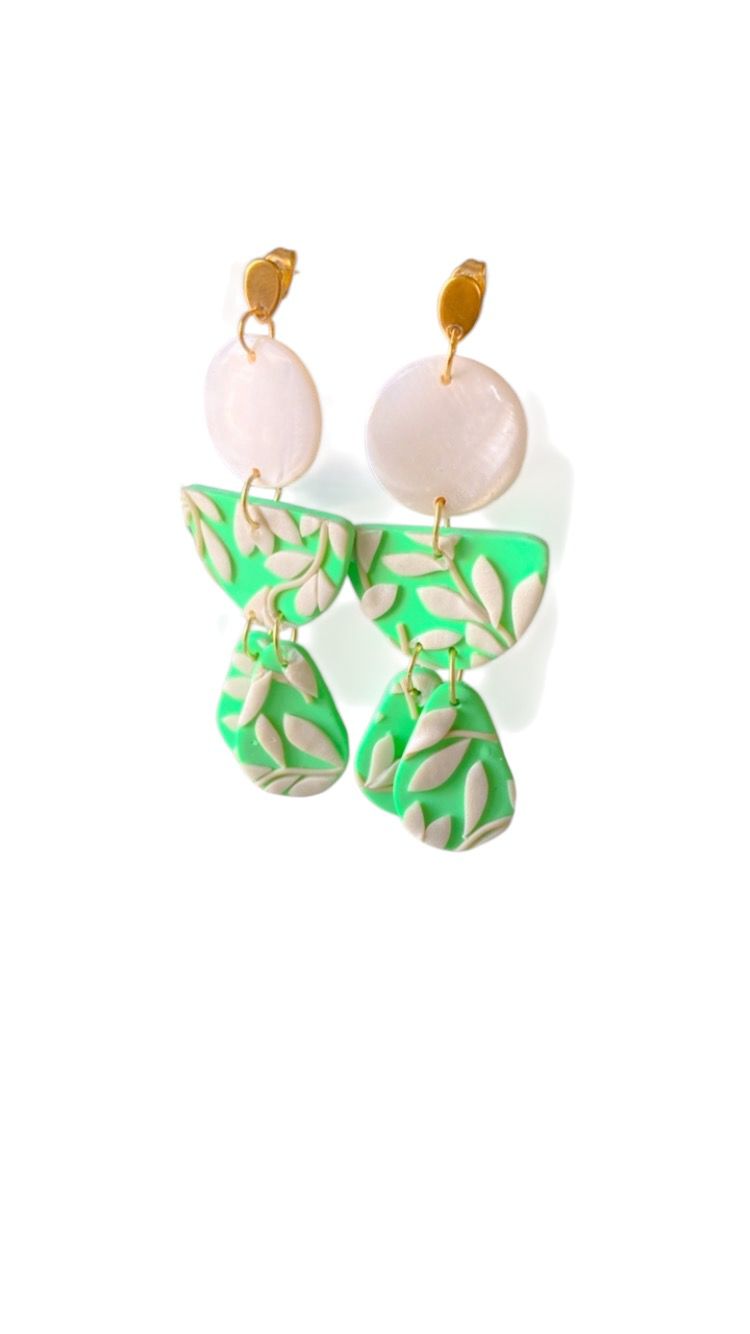 Aretes grandes de arcilla | Verde menta y blanco | Dorado | Moda sostenible