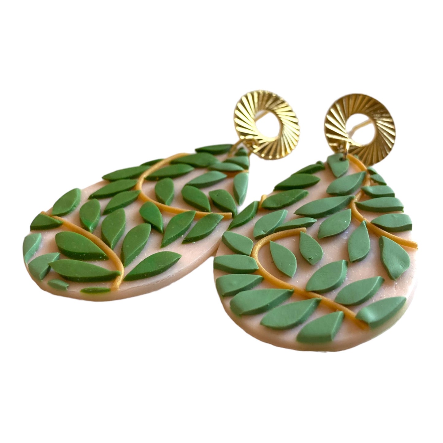 pendiente verde- artesanía- hecho a mano- El Salvador- forma de gota, joyeria- bisuteria