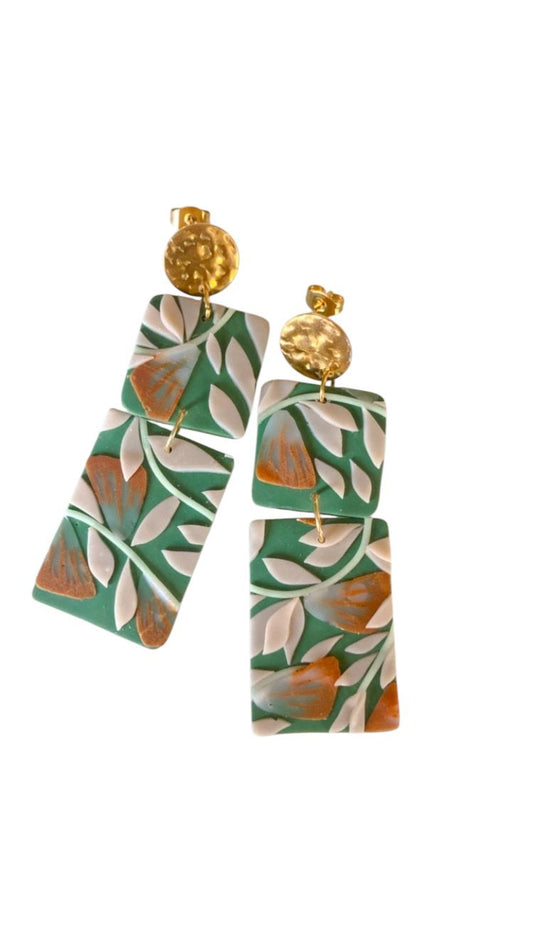Aretes colgantes de arcilla polimérica verde: Diseño floral boho-chic hecho a mano | Joyería artesanal única