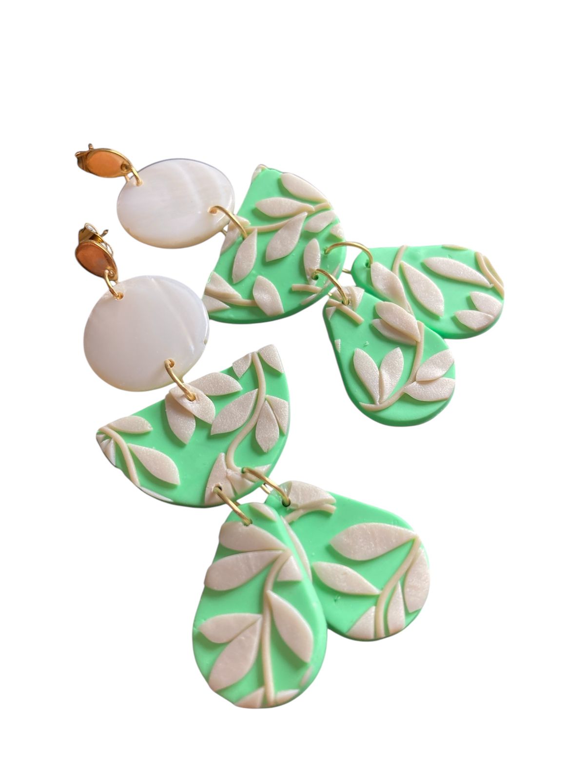 Aretes grandes de arcilla | Verde menta y blanco | Dorado | Moda sostenible