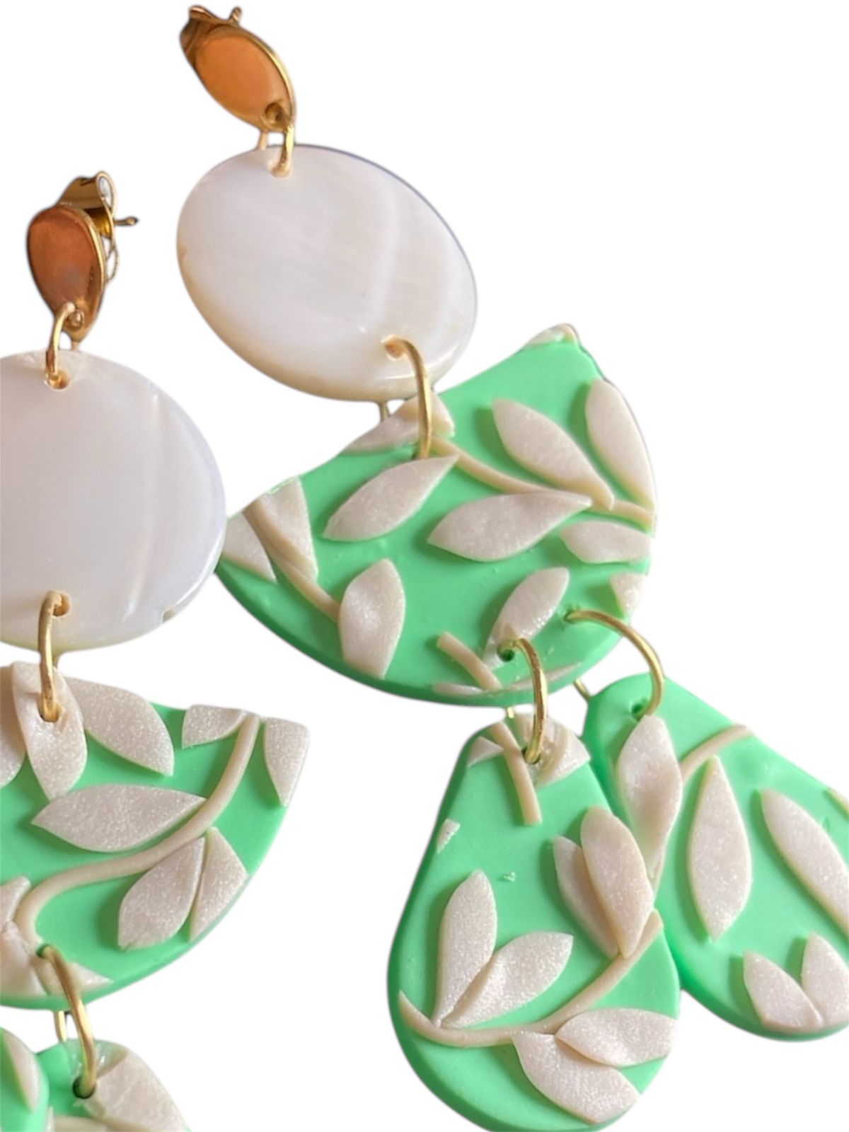 Aretes grandes de arcilla | Verde menta y blanco | Dorado | Moda sostenible
